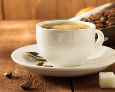 30 Koffiekopjes met schotels en lepels in krat