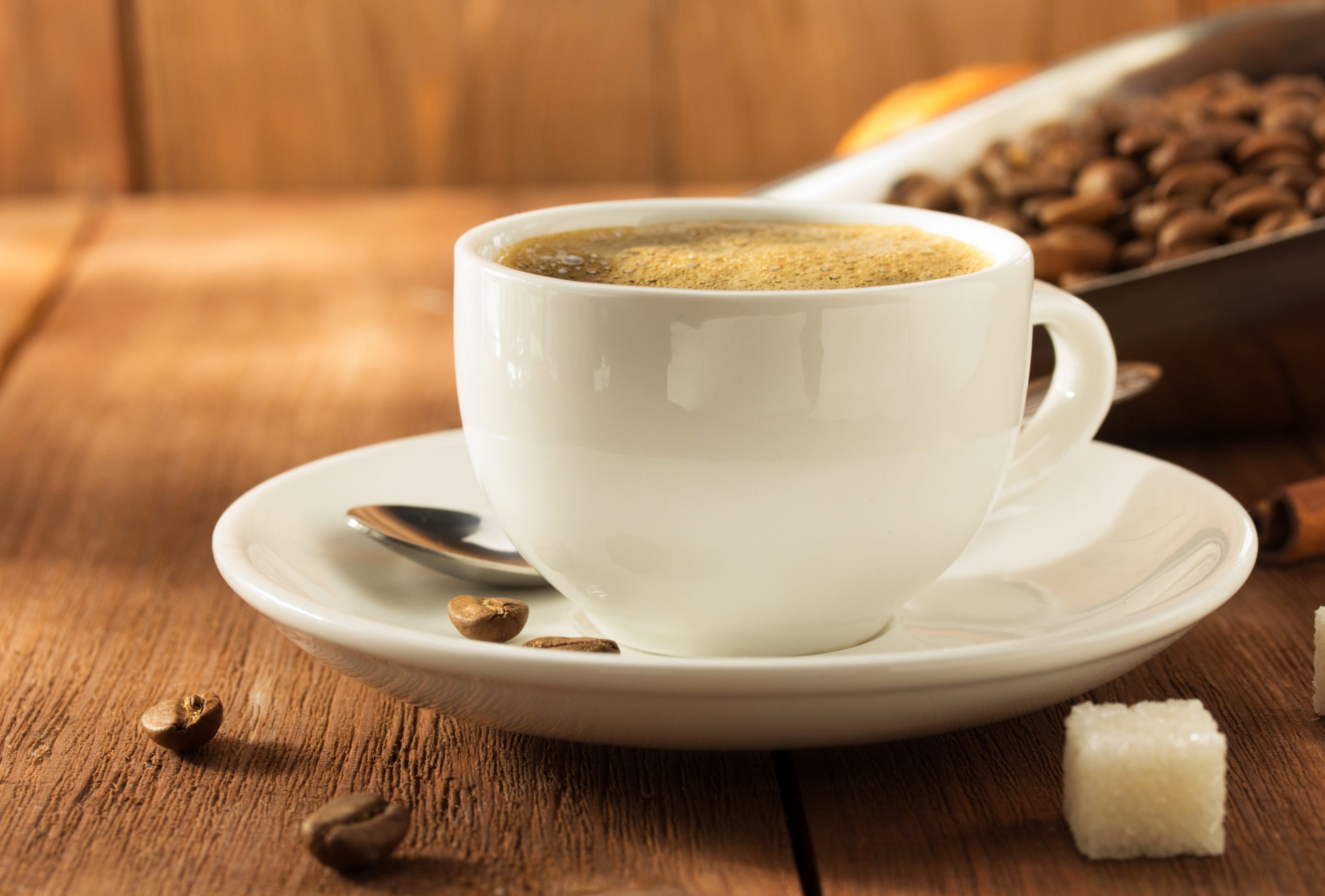 kopje koffie gemaakt met verse bonen op houten tafel