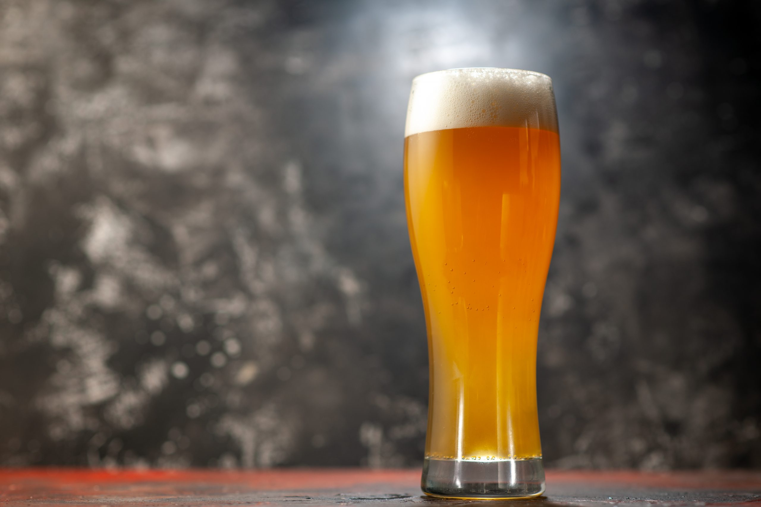 Een groot glas gevuld met koud bier.