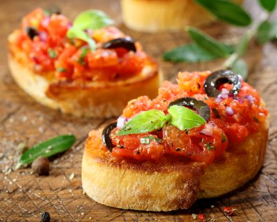 Schaal met 50 luxe canapés